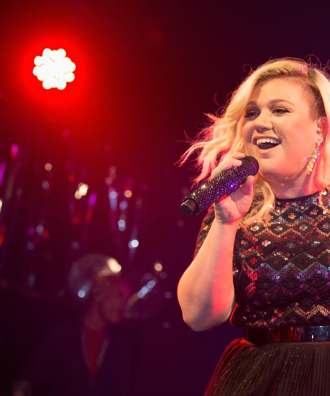 Kelly Clarkson Covers Rihanna's "Stay" And It's Awesome